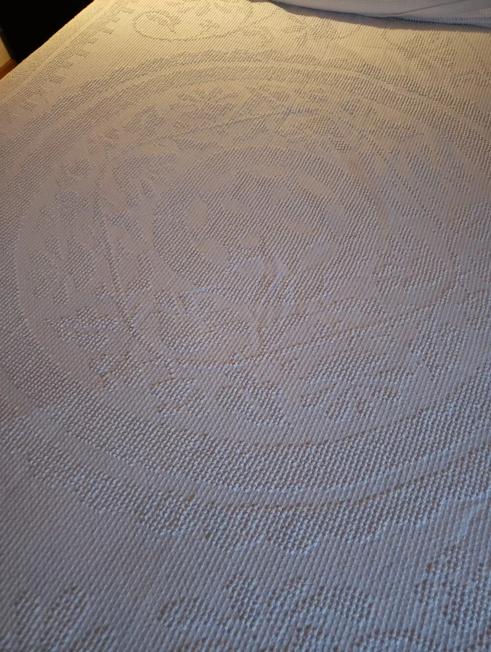 Vintage Bates  White Hobnail Chenille Bedspread with Fringe  88 X 108 queen/king